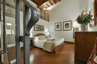 Letto o letti in una camera di Raffaello apartment with fireplace in Oltrarno