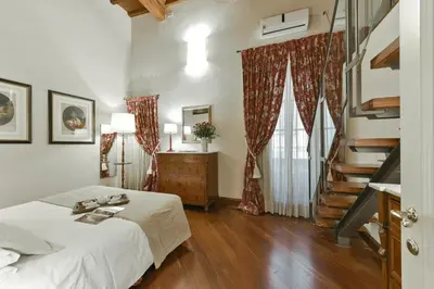 Letto o letti in una camera di Raffaello apartment with fireplace in Oltrarno