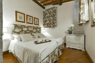 Letto o letti in una camera di Raffaello apartment with fireplace in Oltrarno