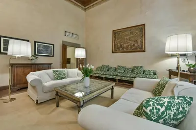 Area soggiorno di Raffaello apartment with fireplace in Oltrarno