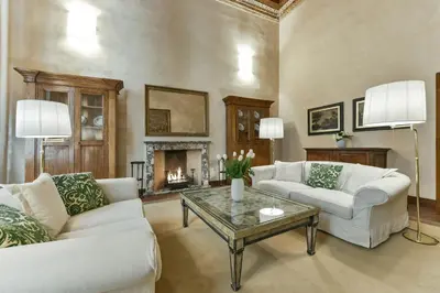 Area soggiorno di Raffaello apartment with fireplace in Oltrarno