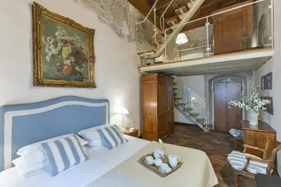 Letto o letti in una camera di Tintoretto frescoed loft in the Oltrarno