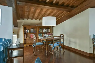 Area soggiorno di Tiepolo romantic penthouse in the Oltrarno