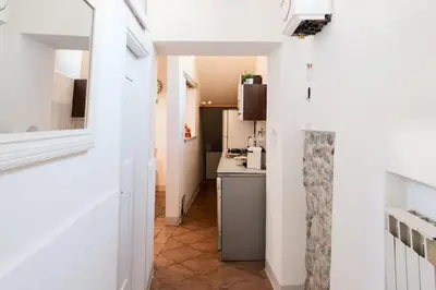 Cucina o angolo cottura di 2 apartments next to a market and Piazza Santa Croce - HomeUnity