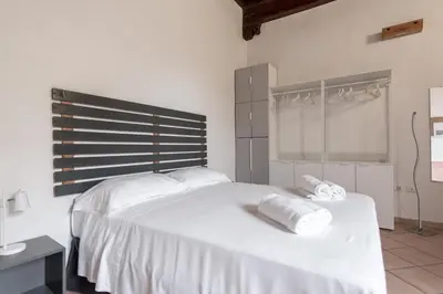 Letto o letti in una camera di 2 apartments next to a market and Piazza Santa Croce - HomeUnity