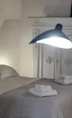 Letto o letti in una camera di Enchanting Apartment with Patio, Lungarno Firenze