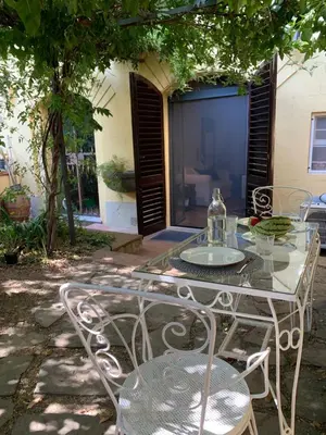Patio o area all'aperto di Enchanting Apartment with Patio, Lungarno Firenze