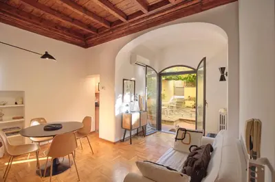 Area soggiorno di Enchanting Apartment with Patio, Lungarno Firenze