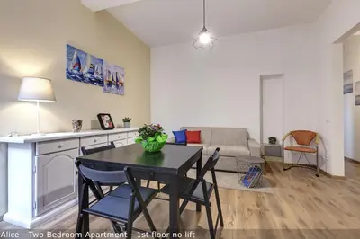 Area soggiorno di Alice & Ellen Apartments by Mamo Florence