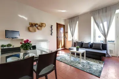 Area soggiorno di Guendalina Apartment by Mamo Florence