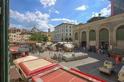 Vista generica su Firenze o vista sulla città dall'interno dell'appartamento