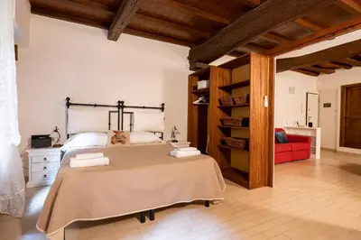 Letto o letti in una camera di Historic Apartment Steps from Duomo & Uffizi