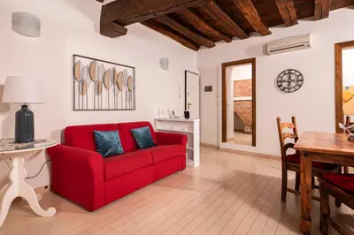 Area soggiorno di Historic Apartment Steps from Duomo & Uffizi