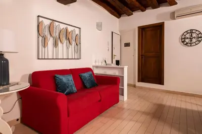Area soggiorno di Historic Apartment Steps from Duomo & Uffizi