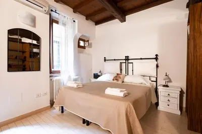 Letto o letti in una camera di Historic Apartment Steps from Duomo & Uffizi