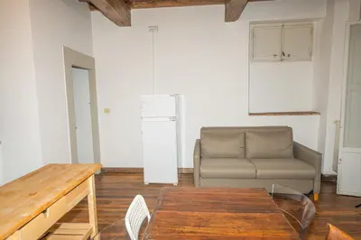 Area soggiorno di Cozy & Quiet 2BR Outside ZTL & 10min from Center