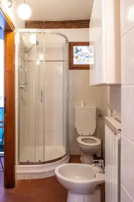 Bagno di Classic Florentine Flat Near Piazza Santa Croce