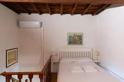 Letto o letti in una camera di Charming 1BR Apartment
