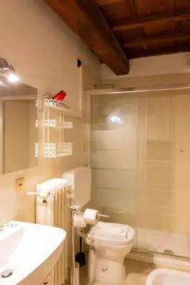 Bagno di Charming 1BR Apartment