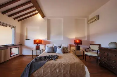 Letto o letti in una camera di Apartments Florence- Biblioteca apartment with view