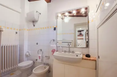Bagno di Apartments Florence- Biblioteca apartment with view