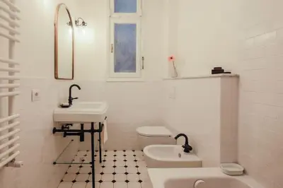 Bagno di Apartments Florence- Biblioteca apartment with view