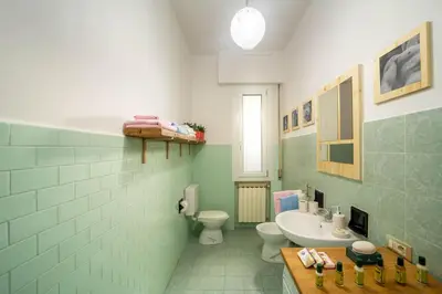 Bagno di Living Florinda Apt. (3' to Airport, 9' to Center)