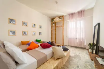 Area soggiorno di Living Florinda Apt. (3' to Airport, 9' to Center)