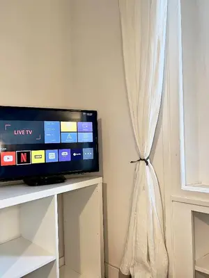 TV o dispositivi per l'intrattenimento presso Appartamento centro Firenze AIR CONDITIONING WI-FI E NETFLIX