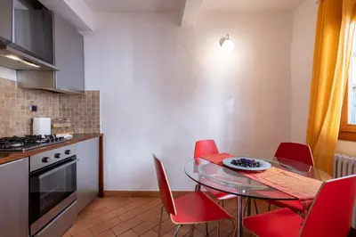 Cucina o angolo cottura di GuestHost - SantAmbrogio Colorful Apartment