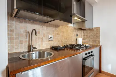 Cucina o angolo cottura di GuestHost - SantAmbrogio Colorful Apartment