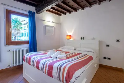 Letto o letti in una camera di GuestHost - SantAmbrogio Colorful Apartment