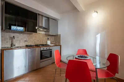 Cucina o angolo cottura di GuestHost - SantAmbrogio Colorful Apartment