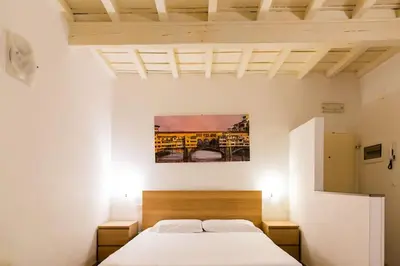 Letto o letti in una camera di Lovely portion of property few steps from Basilica Santa Croce