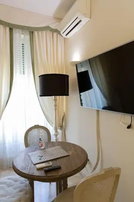 TV o dispositivi per l'intrattenimento presso Classic 1BR Outside ZTL & 10 min from Center