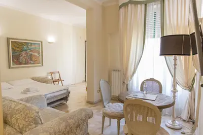 Area soggiorno di Classic 1BR Outside ZTL & 10 min from Center