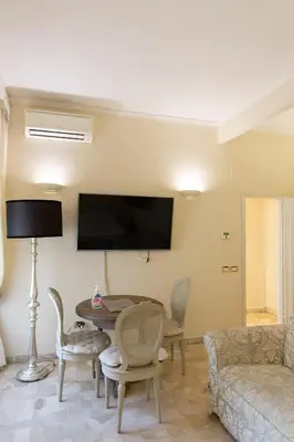 TV o dispositivi per l'intrattenimento presso Classic 1BR Outside ZTL & 10 min from Center