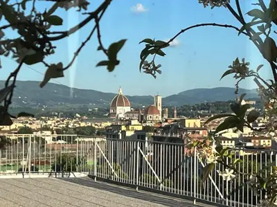 Vista generica sulle montagne o vista sulle montagne dall'interno dell'appartamento