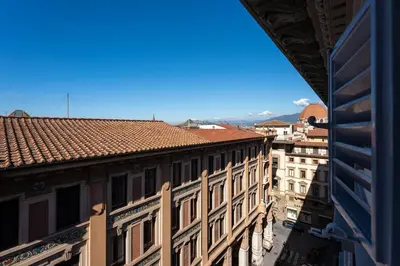 Vista generica sulle montagne o vista sulle montagne dall'interno dell'appartamento
