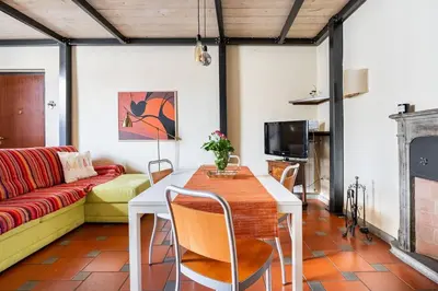 TV o dispositivi per l'intrattenimento presso Nice and quiet loft 5 minutes walk from the Duomo