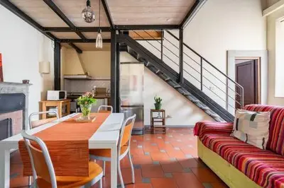 Area soggiorno di Nice and quiet loft 5 minutes walk from the Duomo