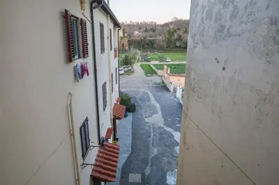 Vista generica sulle montagne o vista sulle montagne dall'interno dell'appartamento