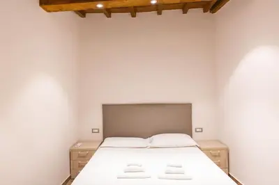 Letto o letti in una camera di Cozy and Charmin 3BR Apartment Steps By Duomo