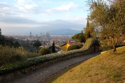 Vista generica sulle montagne o vista sulle montagne dall'interno dell'appartamento