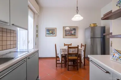 Cucina o angolo cottura di CASA ADRIANA Elegante e luminosa