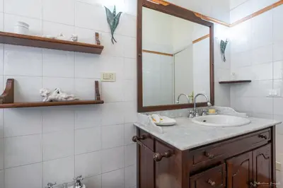Bagno di CASA ADRIANA Elegante e luminosa