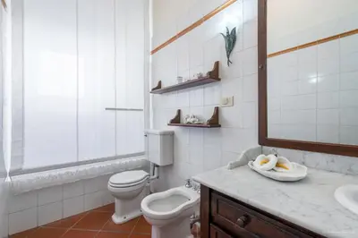 Bagno di CASA ADRIANA Elegante e luminosa