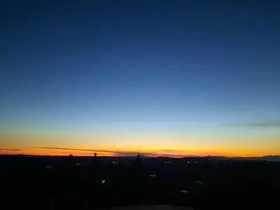Alba o tramonto visti dall'interno della villa o dai dintorni