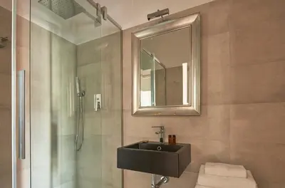 Bagno di 3 Master Bedrooms With Balcony on the River with Views