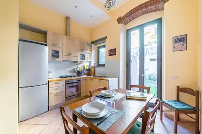 Cucina o angolo cottura di GuestHost - Florence Quiet Apartment with Private Garden